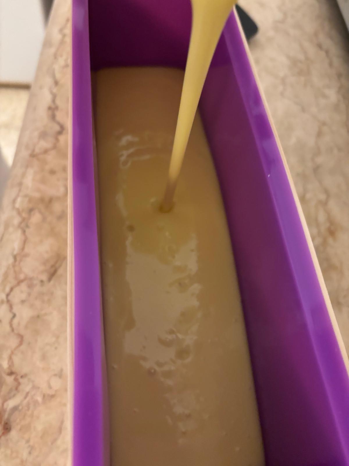 יציקת תערובת הסבון לתבנית
