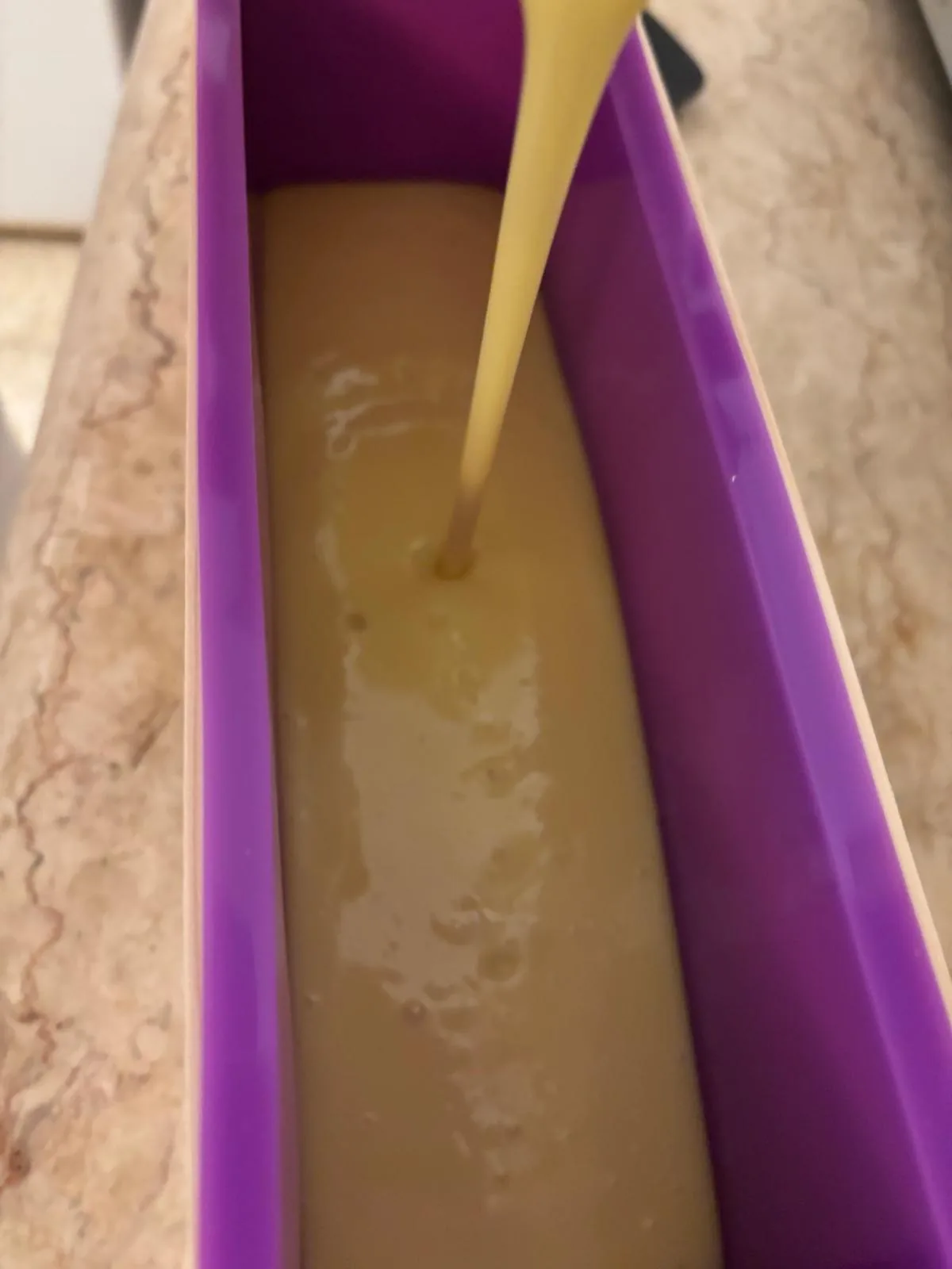 יציקת תערובת הסבון לתבנית